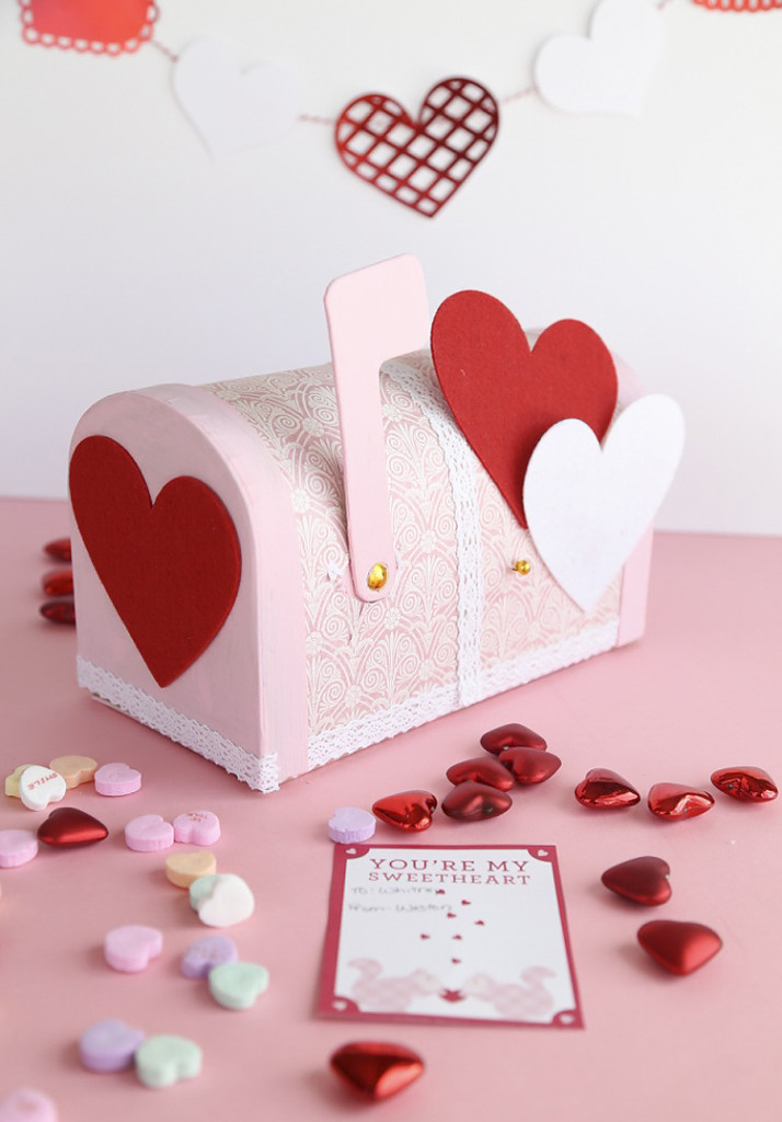 Valentine's Day Mailbox + 20 more Valentine Day Projects - Blooming ...